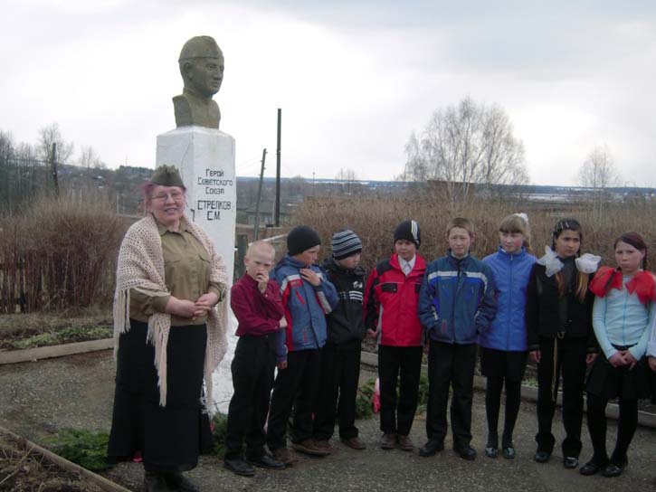 У памятника Герою, с. Зура У памятника Герою, с. Зура